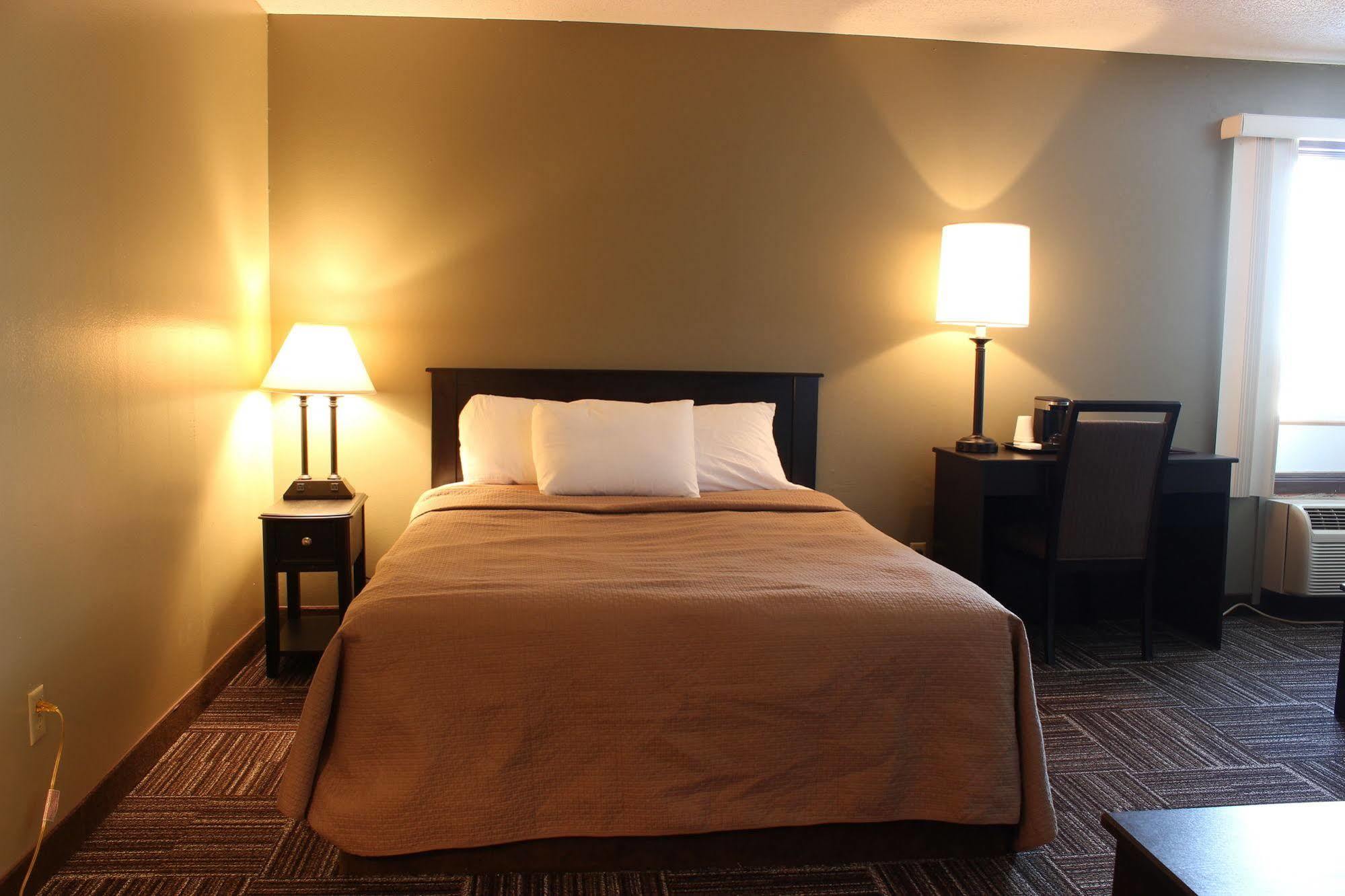 Sunlac Inn Devils Lake Εξωτερικό φωτογραφία